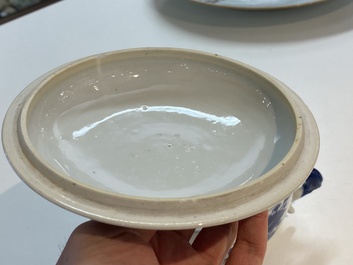 Une &eacute;cuelle couverte en porcelaine de Chine en bleu et blanc, Kangxi