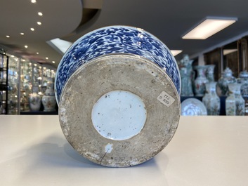 A Chinese blue and white lime pot for the Vietnamese market, Kangxi