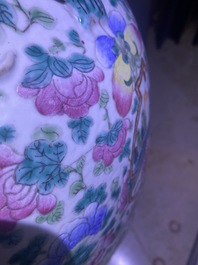 A large Chinese famille rose 'battle scene' vase, 19th C.