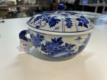 Une &eacute;cuelle couverte en porcelaine de Chine en bleu et blanc, Kangxi