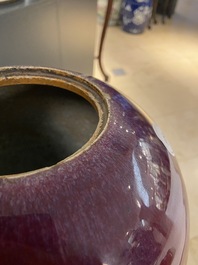 Un vase couvert en porcelaine de Chine monochrome sang de boeuf, 19&egrave;me