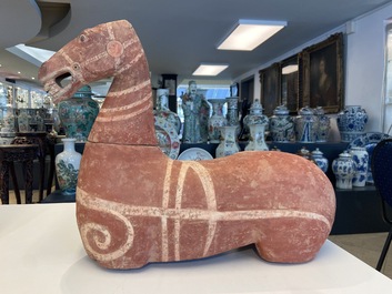 Un mod&egrave;le d'un cheval en terre cuite peinte, Chine, Han