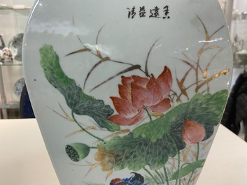 Een paar Chinese qianjiang cai dekselpotten, gesign. Song Yue Xuan en gedat. 1912