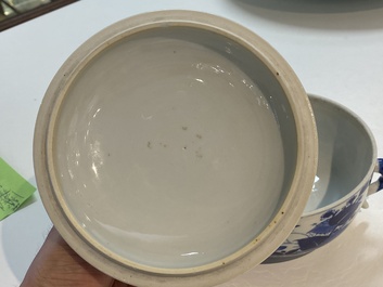 Une &eacute;cuelle couverte en porcelaine de Chine en bleu et blanc, Kangxi
