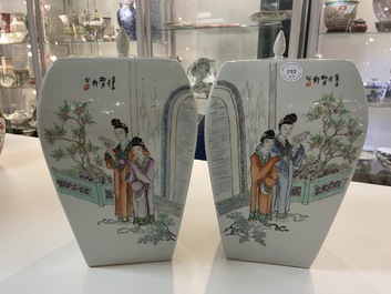 Een paar Chinese qianjiang cai dekselpotten, gesign. Song Yue Xuan en gedat. 1912