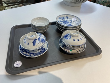Une collection de bols de type 'gaiwan' et soucoupes en porcelaine de Chine en bleu et blanc, marque de Kangxi, 19&egrave;me
