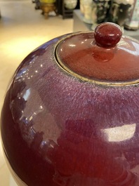Un vase couvert en porcelaine de Chine monochrome sang de boeuf, 19&egrave;me