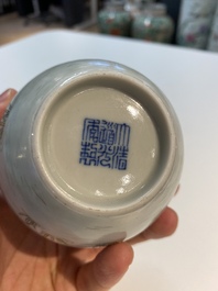 Un vase de forme globulaire en porcelaine de Chine famille rose, marque de Daoguang, R&eacute;publique