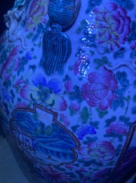 A large Chinese famille rose 'battle scene' vase, 19th C.