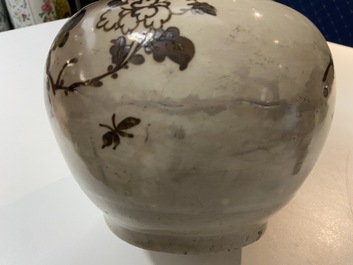 Een Chinese Cizhou kalebasvaas, Song/Yuan