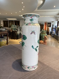 Un vase de forme rouleau en porcelaine de Chine famille rose &agrave; d&eacute;cor de papillons et de grues, 19&egrave;me