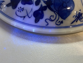 Une &eacute;cuelle couverte en porcelaine de Chine en bleu et blanc, Kangxi