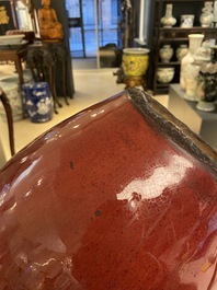 Un vase couvert en porcelaine de Chine monochrome sang de boeuf, 19&egrave;me
