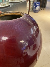 Un vase couvert en porcelaine de Chine monochrome sang de boeuf, 19&egrave;me