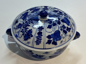 Une &eacute;cuelle couverte en porcelaine de Chine en bleu et blanc, Kangxi