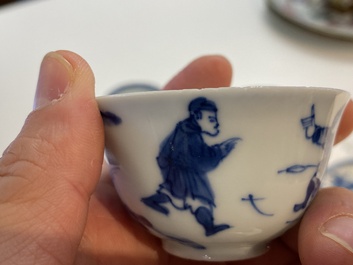 Zeven Chinese blauw-witte koppen en schotels, Kangxi