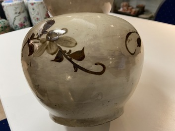 Een Chinese Cizhou kalebasvaas, Song/Yuan