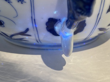 Une &eacute;cuelle couverte en porcelaine de Chine en bleu et blanc, Kangxi