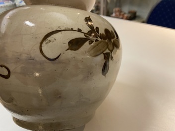 Een Chinese Cizhou kalebasvaas, Song/Yuan