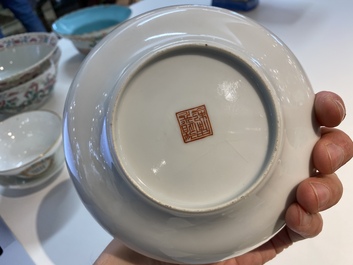 Een paar Chinese famille rose 'Wu Shuang Pu' dekselkoppen en schotels, Daoguang merk en periode