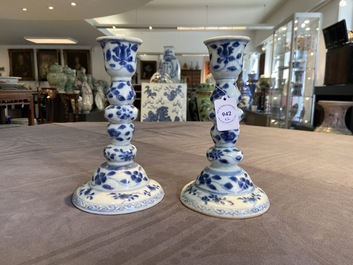 Een paar Chinese blauw-witte kandelaars, Kangxi