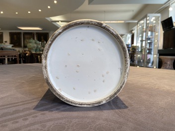 Un vase de forme rouleau en porcelaine de Chine famille rose &agrave; d&eacute;cor de papillons et de grues, 19&egrave;me