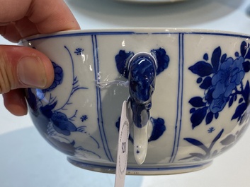 Une &eacute;cuelle couverte en porcelaine de Chine en bleu et blanc, Kangxi