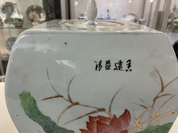 Een paar Chinese qianjiang cai dekselpotten, gesign. Song Yue Xuan en gedat. 1912