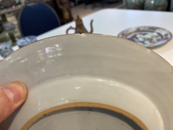 Une paire d'assiettes et une verseuse couverte en porcelaine de Chine famille rose, Yongzheng