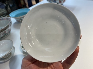Een paar Chinese famille rose 'Wu Shuang Pu' dekselkoppen en schotels, Daoguang merk en periode