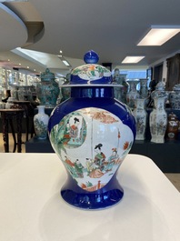 Une paire de vases couverts en porcelaine de Chine famille verte et un aquarium, 19&egrave;me