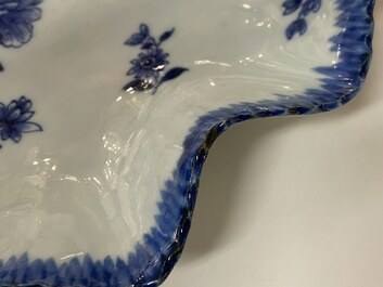 Een Chinese blauw-witte bladvormige schotel, Qianlong