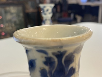 Een paar Chinese blauw-witte kandelaars, Kangxi