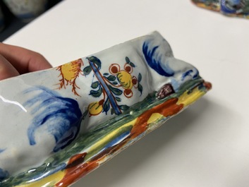 Een paar polychrome Delftse terrines in de vorm van koeien, 18e eeuw