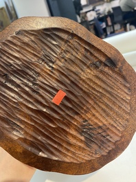 Un okimono d'une geisha en bois, laque, ivoire et nacre, Japon, Meiji, 19&egrave;me