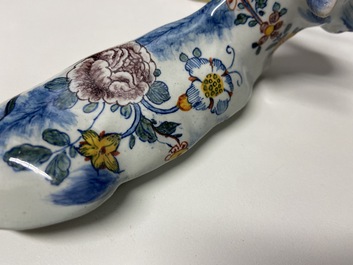 Een paar polychrome Delftse terrines in de vorm van koeien, 18e eeuw