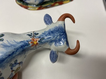 Een paar polychrome Delftse terrines in de vorm van koeien, 18e eeuw