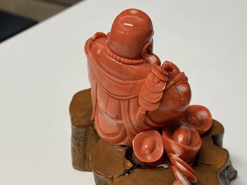 Une figure de Bouddha en corail rouge sculpt&eacute;, Chine, R&eacute;publique