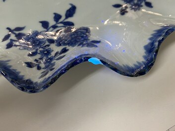 Een Chinese blauw-witte bladvormige schotel, Qianlong