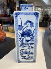 Une bouteille de forme carr&eacute;e en porcelaine de Chine en bleu et blanc, Kangxi