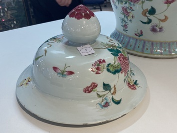 Een paar Chinese blauw-witte kandelaars, Kangxi