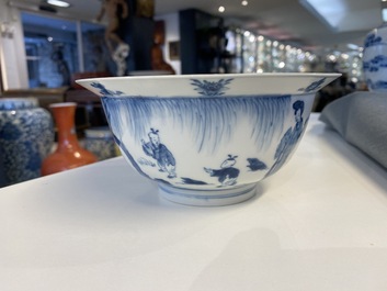 Un bol de type 'klapmuts' en porcelaine de Chine en bleu et blanc, marque de Xuande, Kangxi
