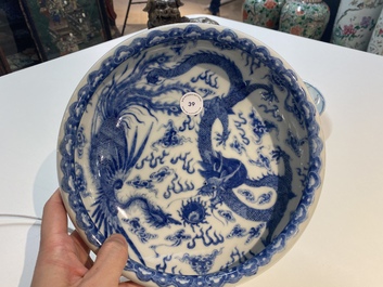 Een Chinese blauw-witte penselenwasser met een draak en een feniks, Qianlong merk, Republiek