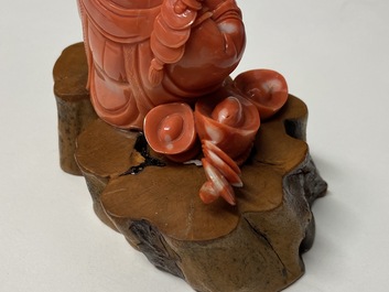 Une figure de Bouddha en corail rouge sculpt&eacute;, Chine, R&eacute;publique