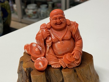 Une figure de Bouddha en corail rouge sculpt&eacute;, Chine, R&eacute;publique