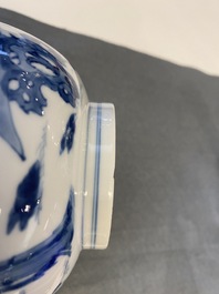 Un bol de type 'klapmuts' en porcelaine de Chine en bleu et blanc, marque de Xuande, Kangxi