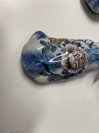 Een paar polychrome Delftse terrines in de vorm van koeien, 18e eeuw