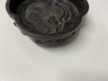 Un lave-pinceaux quadrilobe en bronze, Chine, Kangxi