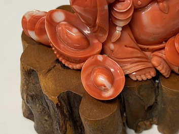 Une figure de Bouddha en corail rouge sculpt&eacute;, Chine, R&eacute;publique