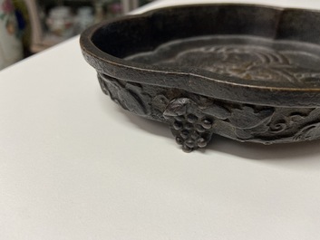 Un lave-pinceaux quadrilobe en bronze, Chine, Kangxi